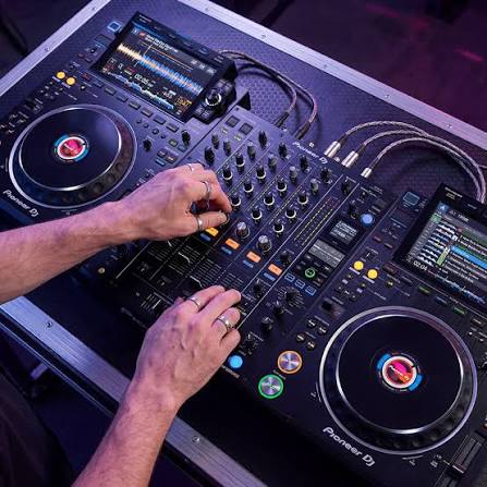 DJ