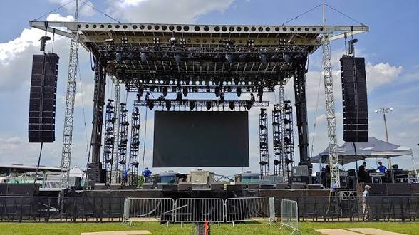 Útipallur við taki, line-array hátalarum, ljósi og LED-skermi